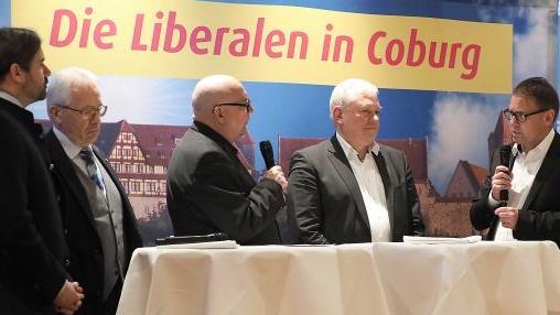 Liberale Talkrunde beim Dreik&ouml;nigstreffen der FDP in Coburg (von links): MdL Sebastian K&ouml;rber (Forcheim), Horst Friedrich (Liberale Senioren), Moderator Johann Pirthauer, MdB Thomas Hacker (Bayreuth) und der Vorsitzender der Coburger FDP, Michael Zimmermann. Foto: Christoph Winter
