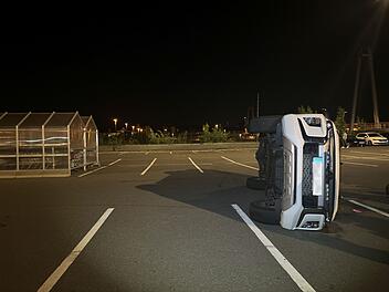 Kurioser Unfall auf Supermarkt-Parkplatz in Hof