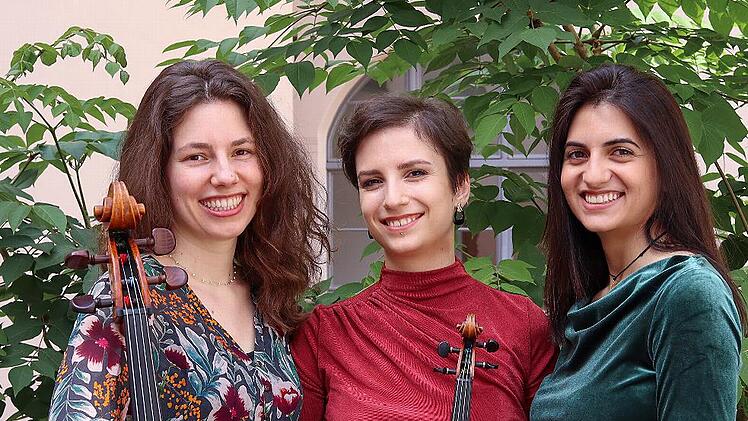 Das Veilhof-Trio wird in der Besetzung Josefin Müller (Violoncello), Laura Ion (Violine) und Elena Pirisi (Klavier) beim Hochschulpodium am 16. März dabei sein.