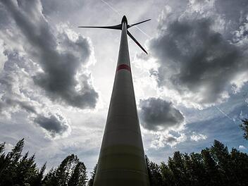 In Oberfranken, Mittelfranken und Unterfranken soll es stürmisch werden. Der Orkan Xaver stellt für die Betreiber von Windparks eine Herausforderung dar. Foto: Armin Weigel dpa/lby