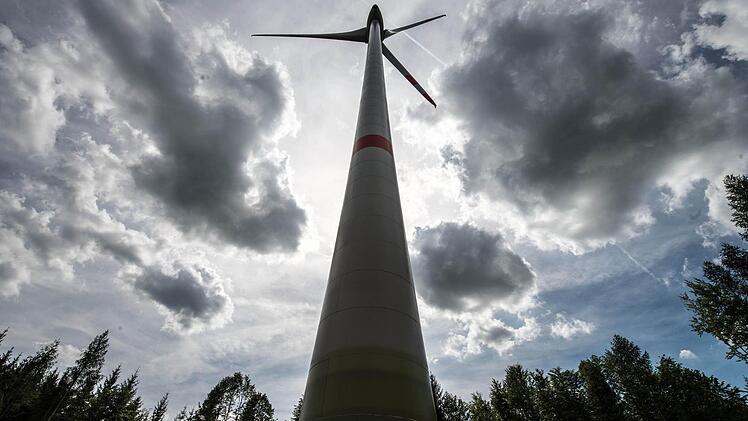 In Oberfranken, Mittelfranken und Unterfranken soll es stürmisch werden. Der Orkan Xaver stellt für die Betreiber von Windparks eine Herausforderung dar. Foto: Armin Weigel dpa/lby