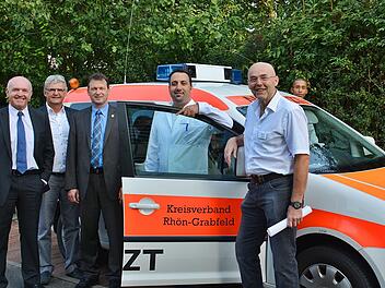 Das Bild zeigt von links: Landrat Thomas Habermann, Dr. Waldemar Hohm, Geschäftsführer der Kreisklinik Bad Neustadt, Bürgermeister Thomas Helbling, Dr. Salim El Masri, Dr. Markus Schmöger und dahinter den Fahrer des Notarztautos Christopher Akeem. Foto: Friedrich
