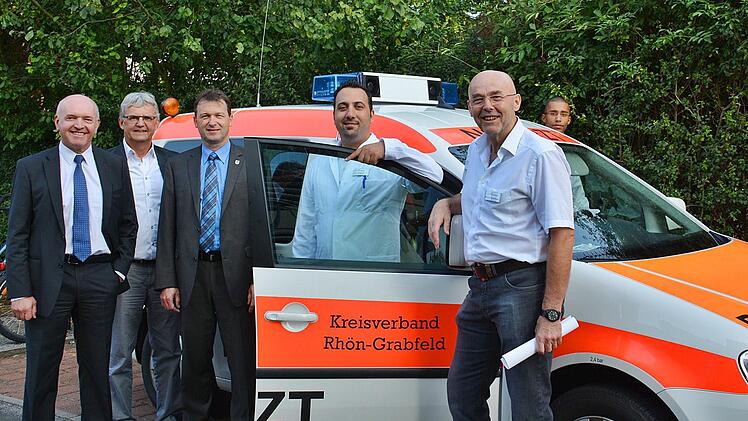 Das Bild zeigt von links: Landrat Thomas Habermann, Dr. Waldemar Hohm, Geschäftsführer der Kreisklinik Bad Neustadt, Bürgermeister Thomas Helbling, Dr. Salim El Masri, Dr. Markus Schmöger und dahinter den Fahrer des Notarztautos Christopher Akeem. Foto: Friedrich