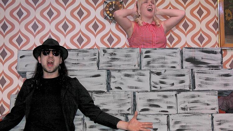 Panikrocker Udo Lindenberg (Sebastian Rausch) und sein Mädchen (Vanessa Roth) hinter der Mauer in "Hinterm Horizont" Foto: Ralf Naumann