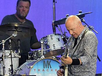 Mark Knopfler zauberte im Luitpoldpark auf seiner Gitarre. Fotos: Peter Rauch