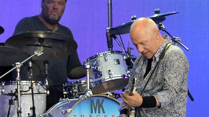 Mark Knopfler zauberte im Luitpoldpark auf seiner Gitarre. Fotos: Peter Rauch