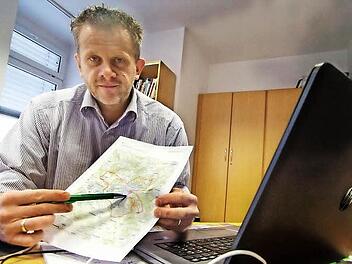 Markus Franz, Geschäftsführer des Frankenwald-Tourismus-Service-Centers, hatte gestern alle Hände voll zu tun, um die Anmeldung für den Wandermarathon in neue Bahnen zu lenken. Starten soll die Veranstaltung am 30. April vor der Kulmbacher Stadthalle. Foto: Marian Hamacher