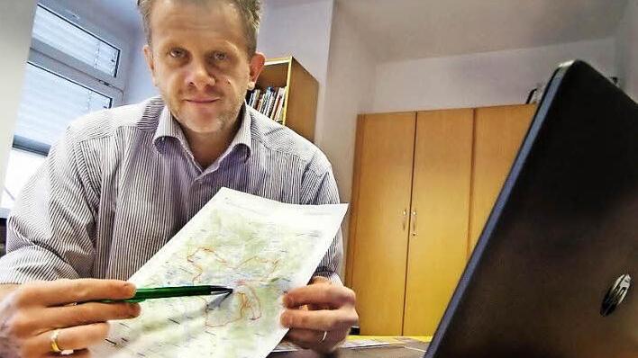 Markus Franz, Geschäftsführer des Frankenwald-Tourismus-Service-Centers, hatte gestern alle Hände voll zu tun, um die Anmeldung für den Wandermarathon in neue Bahnen zu lenken. Starten soll die Veranstaltung am 30. April vor der Kulmbacher Stadthalle. Foto: Marian Hamacher