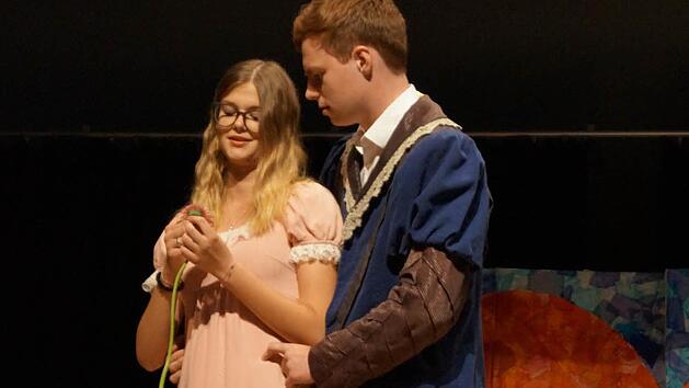 "Er liebt mich - er liebt mich nicht": Clemens Reitelbach und Sarah Stengel als Faust und Gretchen.  Foto: Peter Schmieder