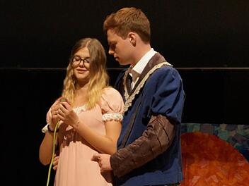 "Er liebt mich - er liebt mich nicht": Clemens Reitelbach und Sarah Stengel als Faust und Gretchen.  Foto: Peter Schmieder