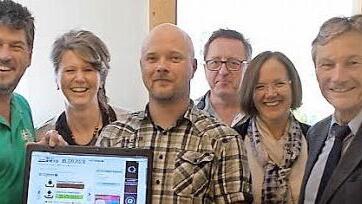 Der Zeitlofser Bürgermeister Wilhelm Friedrich (rechts) freut sich über die schnellere Internetanbindung des Schmidthofes. Foto: Jürgen Weigand