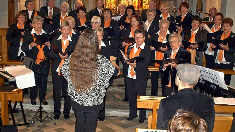 Die Chorgemeinschaft Steinwiesen-Nurn unter der Leitung von Karina Klaumünzner. Foto: Susanne Deuerling