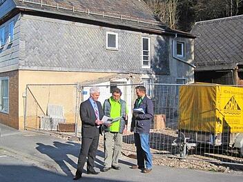 Bürgermeister Timo Ehrhardt, Eigentümer Jürgen Harnisch und Geschäftsleiter Frank Ziener bei der Baustellenbesichtigung.  Foto: Hubertus Wabnik