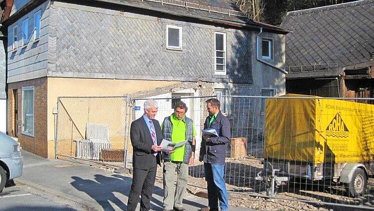 Bürgermeister Timo Ehrhardt, Eigentümer Jürgen Harnisch und Geschäftsleiter Frank Ziener bei der Baustellenbesichtigung.  Foto: Hubertus Wabnik