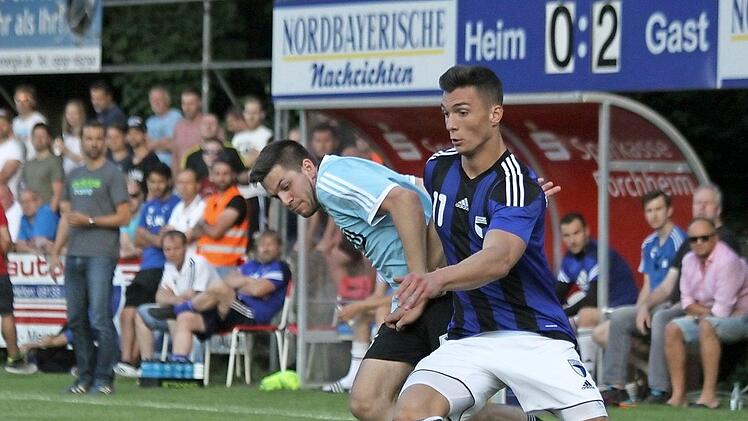 Insbesondere Arwed Kellner (li.) bekamen David Mai und die SpVgg Jahn Forchheim nicht richtig in den Griff. Neben seinen beiden Freistoßtoren glänzte der Erlenbacher mit guten Chancen.  Foto: Uwe Kellner