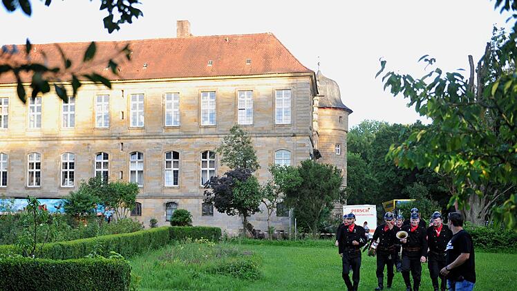 Beim Auszug aus der Garderobe iomn Schloss zum Festplatz.Foto: Helmut Ölschlegel