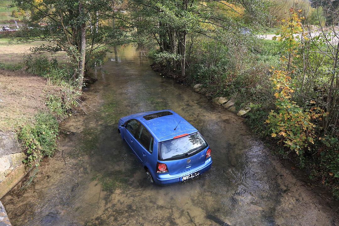 Landkreis Forchheim: Auto landet im Fluss