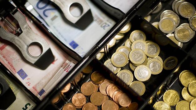 Kassensturz: 3,5 Millionen Euro mehr an Gewerbesteuer eingenommen, 737 000 Euro weniger an Schulen aufgenommen  und 30 000 Euro  gesondert getilgt. Eberns Haushaltsbilanz zum Jahresende Symbolfoto: Daniel Reinhardt, dpa