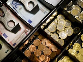 Kassensturz: 3,5 Millionen Euro mehr an Gewerbesteuer eingenommen, 737 000 Euro weniger an Schulen aufgenommen  und 30 000 Euro  gesondert getilgt. Eberns Haushaltsbilanz zum Jahresende Symbolfoto: Daniel Reinhardt, dpa