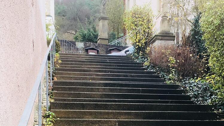 Die Treppe vom Dorfplatz zur Kirche weist erhebliche Schäden auf.  Die Sanierungsarbeiten  werden laut Bürgermeister demnächst starten. Andreas Lomb/Archiv