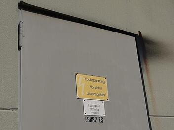 Kleine Rauchspur, große Wirkung: Das Transformatorhaus in Eggenbach war wohl Auslöser für den Stromausfall am Mittwochabend.