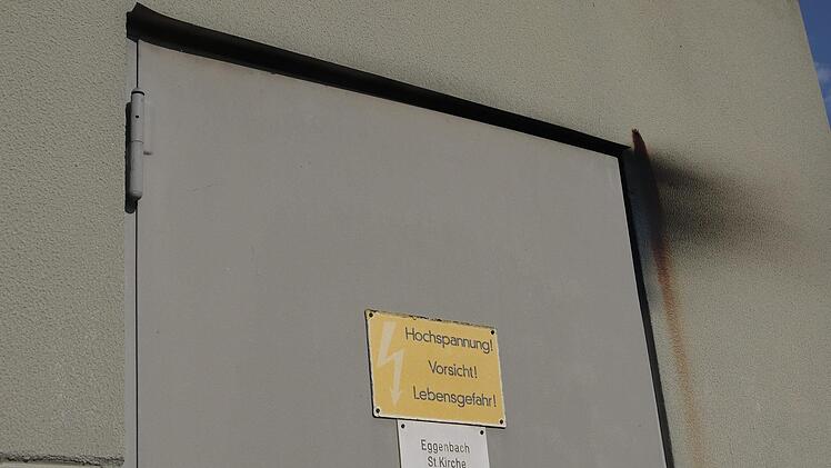 Kleine Rauchspur, große Wirkung: Das Transformatorhaus in Eggenbach war wohl Auslöser für den Stromausfall am Mittwochabend.