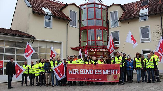 Ein Gro&szlig;teil der Mitarbeiter der Stadtwerke hat sich am Dienstag fr&uuml;h zu einem Warnstreik  versammelt. Verhandlungsf&uuml;hrer Sinan &Ouml;zt&uuml;rk (links) unterst&uuml;tzt den Streik.  Foto: Julia Raab