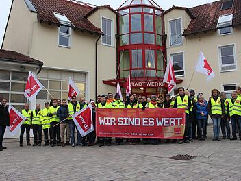 Ein Großteil der Mitarbeiter der Stadtwerke hat sich am Dienstag früh zu einem Warnstreik  versammelt. Verhandlungsführer Sinan Öztürk (links) unterstützt den Streik.  Foto: Julia Raab