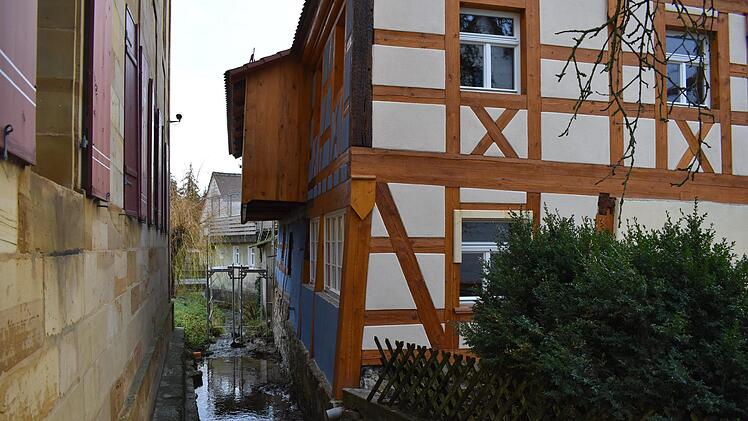 Das Blau wurde übernommen, links die Synagoge. Foto: Petra Malbrich