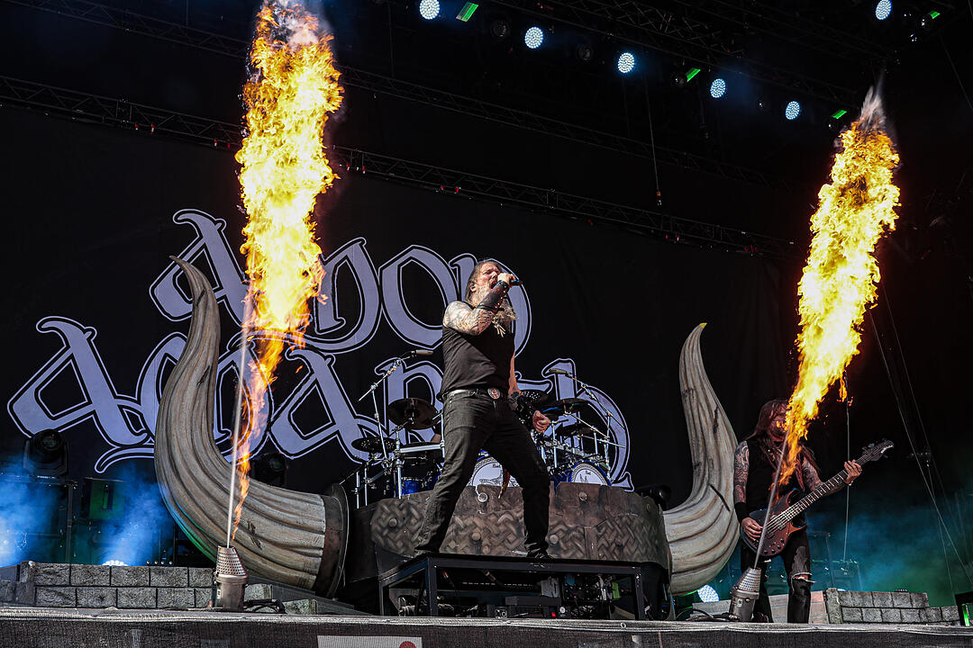 Amon Amarth bei Rock im Park 2019: Ganz viel Metal und Feuer bringt die Fans zum Durchdrehen