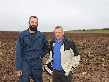 Die Landwirte Jürgen Förg und Harald Romeis beklagen erhebliche Ernteausfälle auf ihren Feldern. Besonders der Mais ist betroffen. Foto: Ulrike Müller