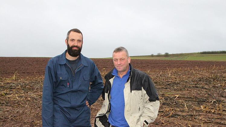 Die Landwirte Jürgen Förg und Harald Romeis beklagen erhebliche Ernteausfälle auf ihren Feldern. Besonders der Mais ist betroffen. Foto: Ulrike Müller