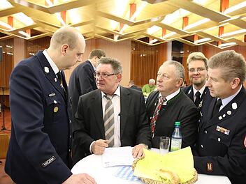 Tobias Dittrich (links) von der Feuerwehr Reiterswiesen sprach Staatssekretär Gerhard Eck unter anderem auf die fehlende Absaug-Einrichtung in vielen Feuerwehrhäusern an. Foto: Ralf Ruppert