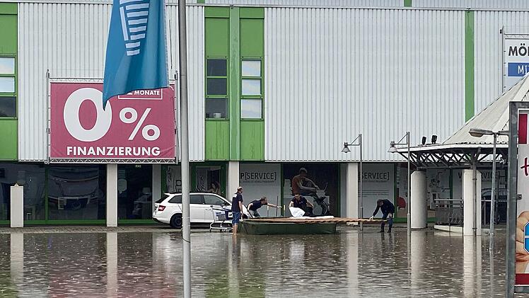 Komplettes Möbelhaus nach heftigem Regen von Wasser umzingelt: Feuerwehr bereitet sich auf weitere Unwetter vor
