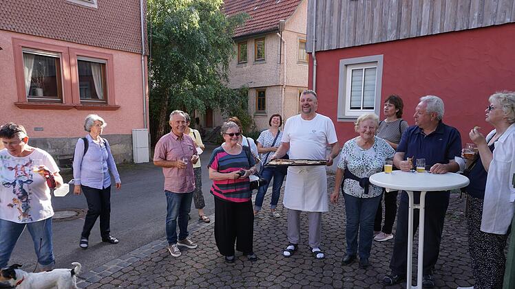 Eine Station bei der kulinarischen Stadtführung von Bischofsheim ist  die Bäckerei Degetsmühle mit Bäckermeister Manfred Enders. Foto Marion Eckert