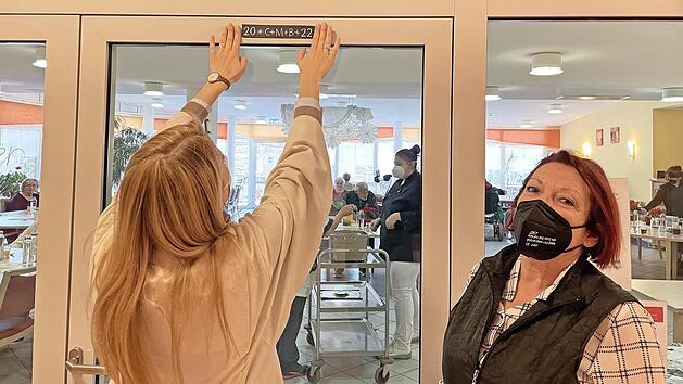 Pastoralreferentin Monika Urbasik segnet in Begleitung von Leiterin Johanna Auerbeck das Seniorenzentrum St. Anna.