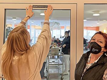 Pastoralreferentin Monika Urbasik segnet in Begleitung von Leiterin Johanna Auerbeck das Seniorenzentrum St. Anna.