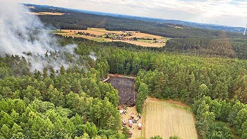 Eine Feuerwehr bekämpft einen Brand in einem Waldgebiet im Landkreis Bayreuth.