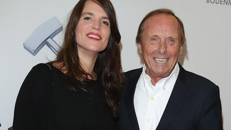 Als Zwölfjährige schrieb Sarah Würgler ihrem Lieblingsschauspieler Fanbriefe. Inzwischen ist sie die Ehefrau von Claus Theo Gärtner, dem der Altersunterschied von stolzen 35 Jahren anfangs schon zu schaffen machte, wie "Matula" im Interview mit "Der Westen" einräumte. Immerhin ist sein Schwiegervater zehn Jahre jünger als er! "Aber wo die Liebe hinfällt, ich konnte da nichts machen."