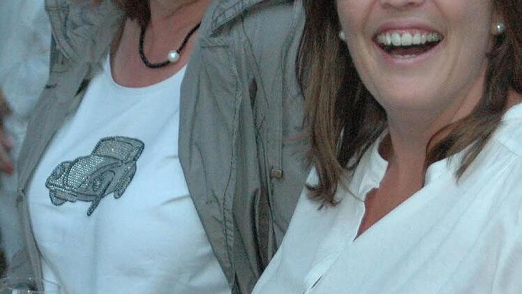 Queen-Fans wie Antje Albert und Birgit Wikstrom (von links) genossen Musik und Flair im Kurgarten