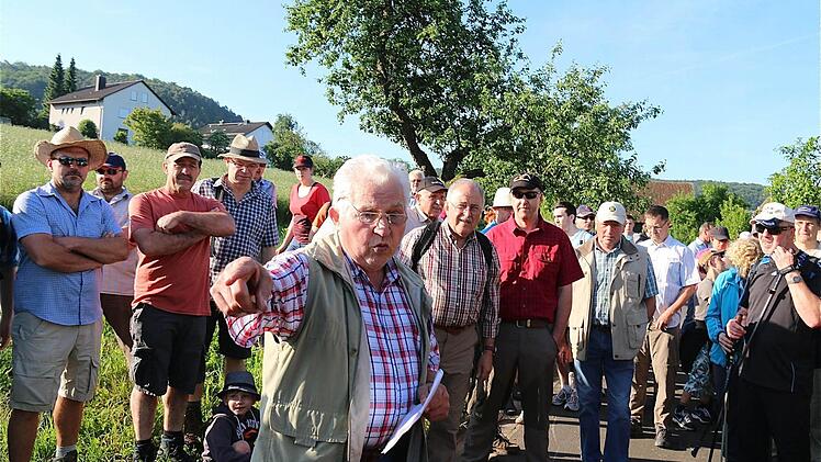 Feldgeschworenen-Obmann Martin Reuter (vorn) informierte die Grenzgänger über Historisches rund um Obereschenbach.