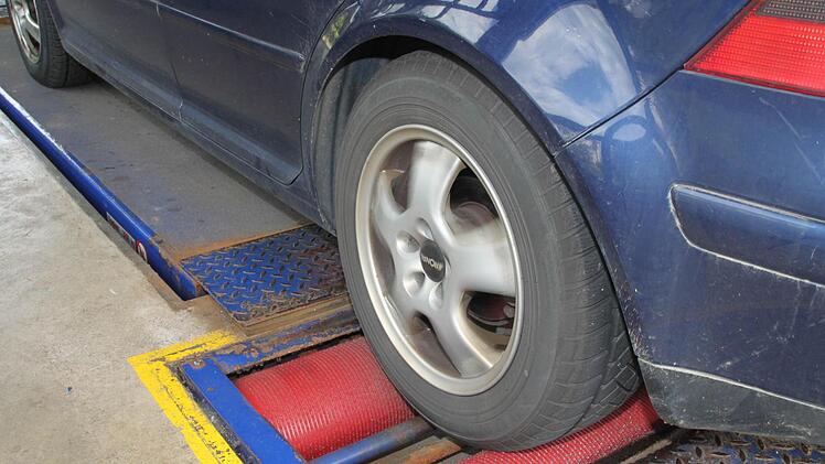 Dort werden die Bremsen auf Wirkung und Gleichmäßigkeit untersucht.