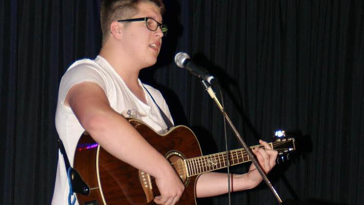 Einen eindrucksvollen Beitrag zur Eröffnung leistete Elias Haupt mit dem Lied "Love yourself"
