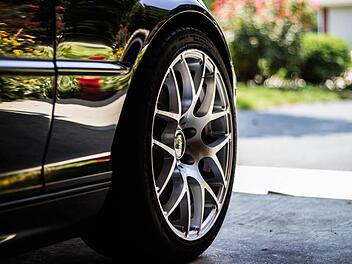 Ein 29-Jähriger hat am Dienstagabend den Freund seiner Ex-Lebensgefährtin aus einem Wohnhaus gelockt und versucht, ihn mit seinem Auto zu überfahren. Nach einer Fahndung nahm ihn die Polizei heute fest. Symoblbild: Pixabay.com