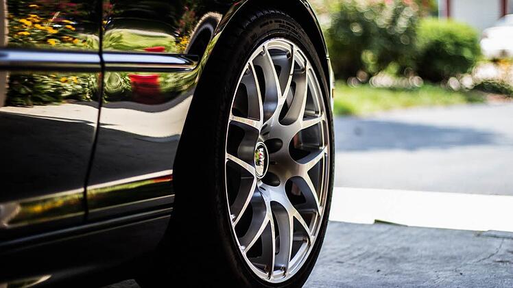 Ein 29-Jähriger hat am Dienstagabend den Freund seiner Ex-Lebensgefährtin aus einem Wohnhaus gelockt und versucht, ihn mit seinem Auto zu überfahren. Nach einer Fahndung nahm ihn die Polizei heute fest. Symoblbild: Pixabay.com