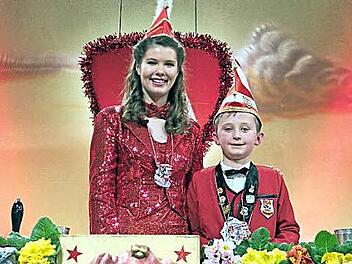 Ein Steinwiesener Jugendelferrat vertritt Oberfranken bei der Jugendfaschingssendung "Wehe wenn wir losgelassen" in Veitshöchheim: Max Smettane (rote Jacke) ganz stolz zusammen mit Jugendsitzungspräsidentin Nina Chocholaty Foto: Frank Smettane