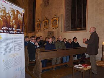 Die Wanderausstellung "Gott liebt die Fremden - Biblische Herausforderungen zum Umgang mit Fremden" wurde mit einem Vortrag von Pastoralreferent Jürgen Herberich eröffnet. Bis Sonntag, 12. März ist die Ausstellung tagsüber in der Stadtpfarrkirche zu besichtigen.  Foto: Marion Eckert