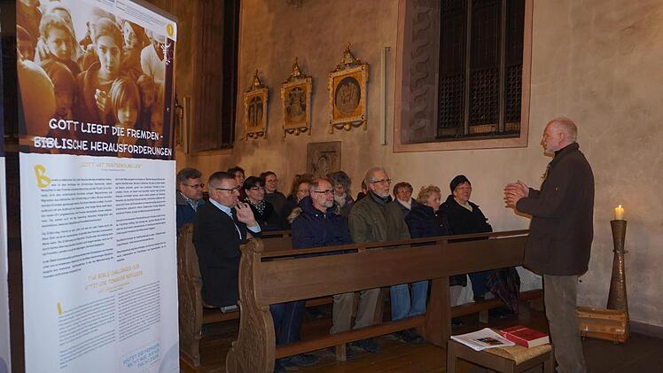 Die Wanderausstellung "Gott liebt die Fremden - Biblische Herausforderungen zum Umgang mit Fremden" wurde mit einem Vortrag von Pastoralreferent Jürgen Herberich eröffnet. Bis Sonntag, 12. März ist die Ausstellung tagsüber in der Stadtpfarrkirche zu besichtigen.  Foto: Marion Eckert
