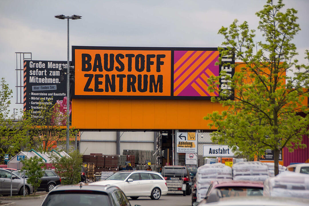 Folgenschwerer Betriebsunfall auf BaumarktgeländePalette rutscht von Gabelstapler – 31-jähriger Kunde wird von Betonsteinen begraben und stirbt