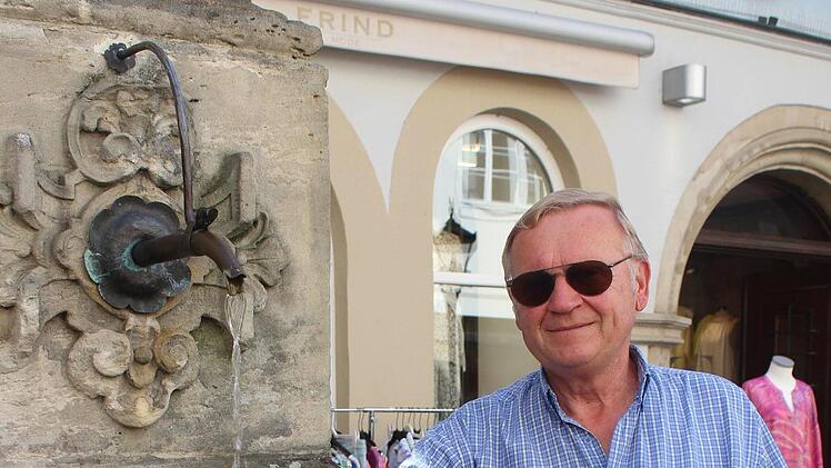 Kurt Speidel aus Weidhausen k&uuml;hlt sich am Sturmbrunnen in der Ketschengasse ab, w&auml;hrend seine Frau einkauft. Cindy D&ouml;tschel